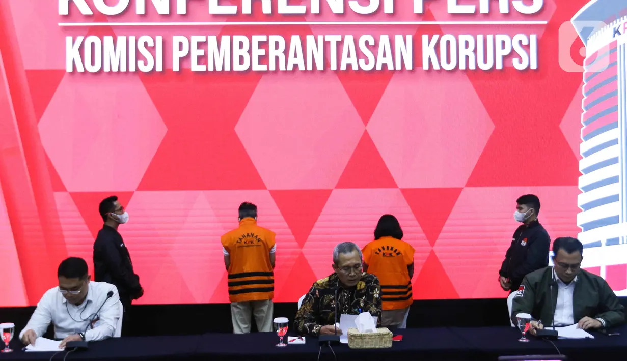 "Atas dasar kebutuhan penyidikan, tim penyidik menahan para tersangka untuk 20 hari pertama terhitung mulai tanggal 26 Juli 2023 sampai dengan 14 Agustus 2023," kata Wakil Ketua KPK, Alexander Marwata. (Liputan6.com/Herman Zakharia)