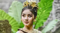 Potret Ghea Youbi kenakan pakaian adat Bali (Sumber: Instagram/wikankaphotography)