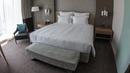 Kamar tidur yang tersedia di Hotel Pullman Doha West-Bay menawarkan fasilitas dari CO Bigelow, brand perawatan kulit ternama asal Inggris. Bantal dan selimut pun didesain untuk tidur malam yang lebih nyenyak. (AFP/Karim Jaafar)