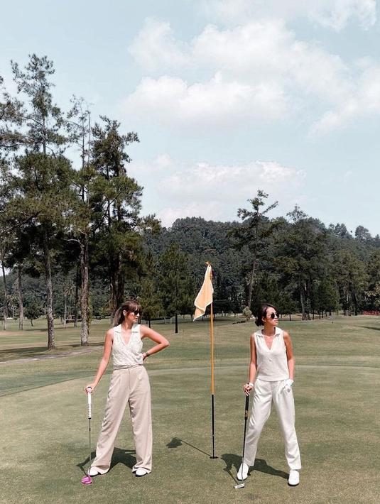 <p>Golf memang menjadi aktivitas favorit Nia Ramadhani. Maka tak mengherankan meski jauh dari kota, Nia tetap meluangkan waktu untuk bermain golf ditemani sang kakak ipar, Gita Janu. (Instagram/ramadhaniabakrie)</p>