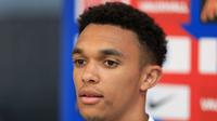 Bek Inggris, Trent Alexander-Arnold berbicara dalam Hari Media di St George's Park, Burton, Inggris, Selasa (5/6). Bek kanan Liverpool ini berusia 19 tahun 250 hari saat Piala Dunia 2018 dimulai. (Mike Egerton/PA via AP)