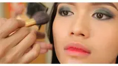 Ingin mendapatkan riasan mata smokey ala Kendall Jenner yang dramatis? Begini caranya.