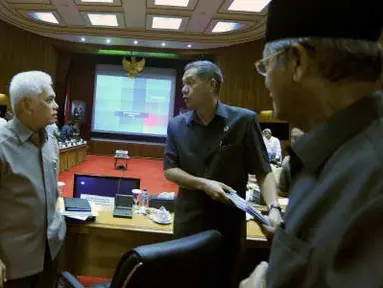 Menko Perekonomian Hatta Radjasa (kiri) berbincang dengan Menteri Perdagangan Gita Wirjawan usai rakor membahas membahas implementasi FTZ BBK di Jakarta, Selasa (24/4). (Antara)