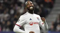 4. Moussa Dembele (Lyon) - Moussa Dembele bisa menjadi solusi yang tepat untuk menambah kekuatan lini depan Manchester United. Striker berusia 23 tahun telah menyumbangkan 10 gol dari 17 penampilannya.(AFP/Philippe Desmazes)