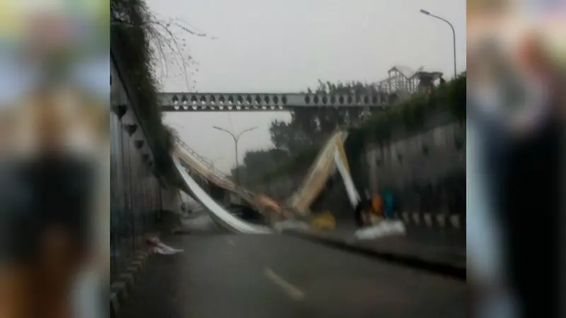 JPO di Pasar Minggu ambruk.