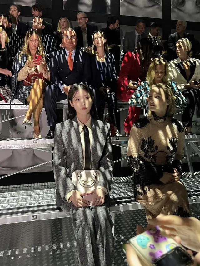 Gaya Berkelas Girl Boss IU di Milan Fashion Week, (@dlwlrma)