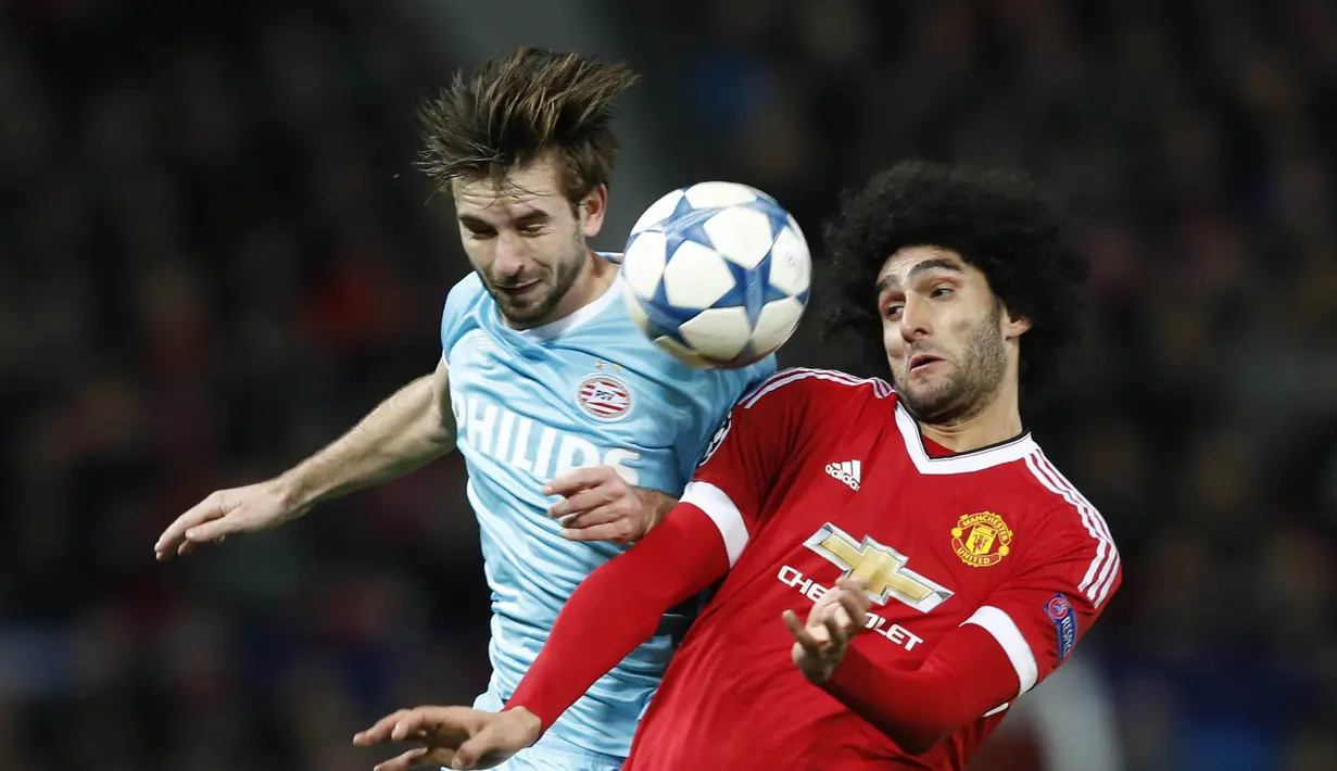  Pemain Manchester United, Marouane Fellaini berduel dengan pemain PSV Eindhoven Davy Propper pada  lanjutan liga Champions grup B antara Manchester United dan PSV Eindhoven di Stadion Old Trafford, Manchester, Kamis (26/11/2015). (Reuters/Carl Recine)