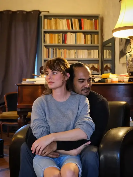 Istri Ario Bayu berasal dari negara Prancis. Meski kultur budaya Indonesia dan Prancis cukup berbeda, tidak membuat benih-benih cinta antara keduanya padam. Justru sebaliknya, hubungan Ariob  Bayu dan Valentine Payen kian kompak dan mesra dalam kesederhanaan. (Liputan6.com/IG/@valentinepayen)