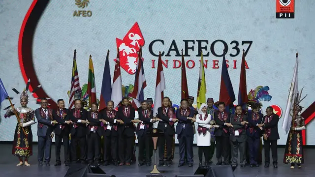 Presiden Jokowi membuka Cafeo37 yang dihadiri lebih dari 1.000 insinyur se-ASEAN di JIEXPO, Kemayoran, Jakarta, Rabu (11/9/2019).
