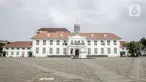 Suasana area Museum Fatahillah yang sepi di kawasan wisata Kota Tua, Jakarta, Sabtu (15/5/2021). Pemerintah Provinsi DKI Jakarta menutup kawasan wisata Kota Tua hingga 16 Mei 2021. (Liputan6.com/Faizal Fanani)