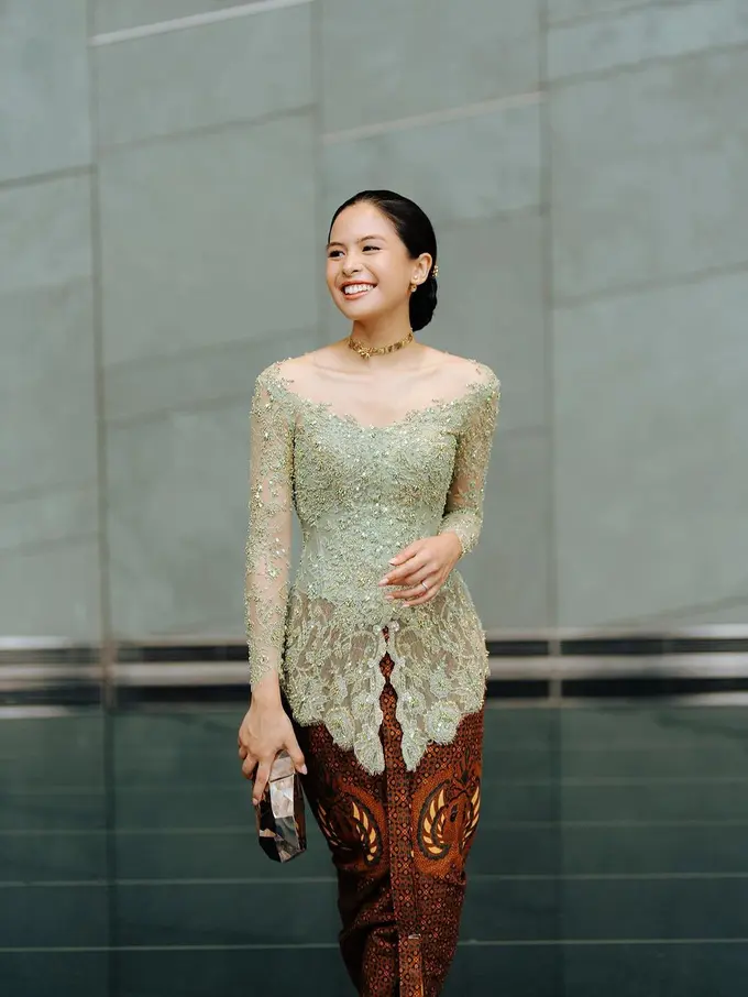 Maudy Ayunda berkebaya (Instagram/maudyayunda)