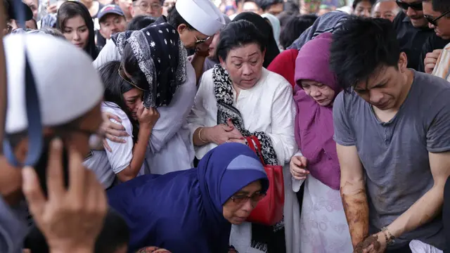 [Bintang] Pemakaman Ayah Ariel Noah