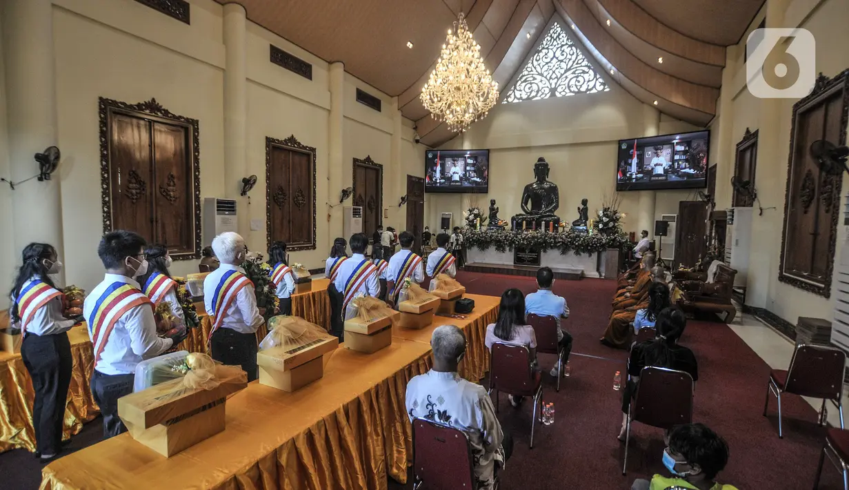 Umat Buddha saat hedak mengikuti peringatan Tri Suci Waisak 2565 BE di Vihara Hemadhiro Mettavati, Cengkareng, Jakarta Barat, Rabu (26/5/2021).