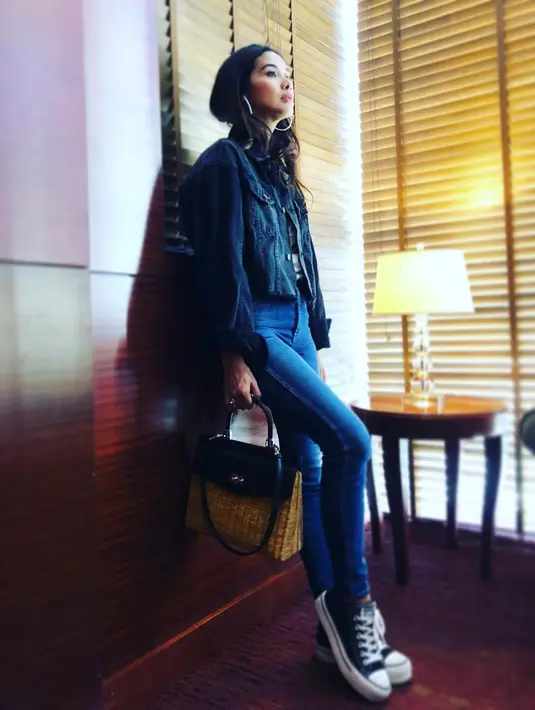 Seperti diketahui, wanita kelahiran 8 Januari 1979 ini terlibat dalam produksi beberapa film. Salah satunya adalah film berjudul Kulari ke Pantai. (Foto: instagram.com/marshatimothy)