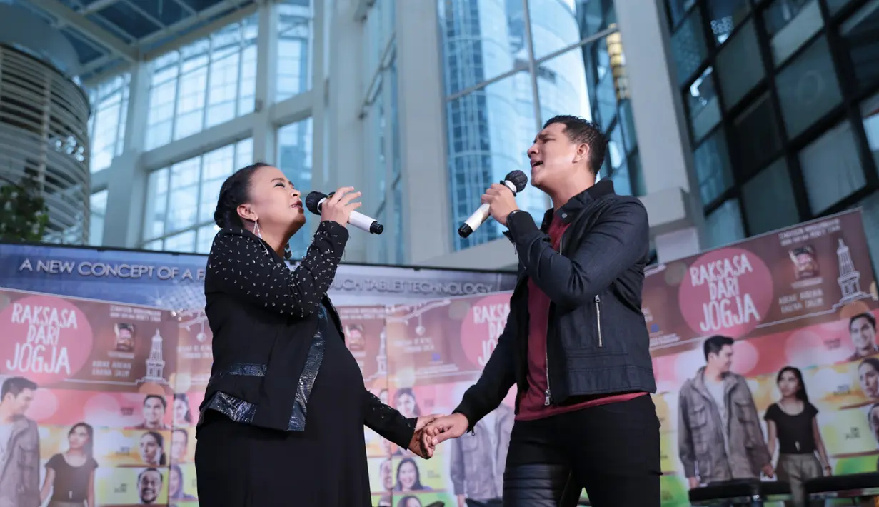 Alunan merdu suara Tantri dan Arda Naff kian melengkapi drama percintaan yang terjadi pada Karina Salim dan Abrar Adrian. (Adrian Putra/Bintang.com)
