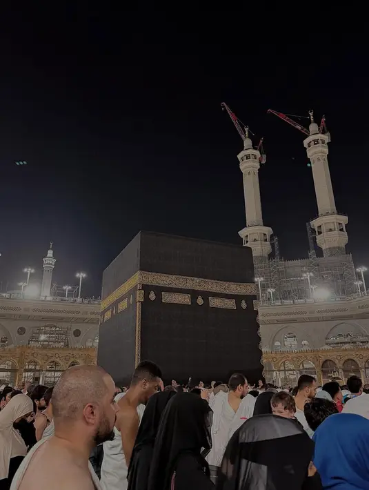 Rizki Natakusumah, anggota DPR RI yang dikenal memiliki karier gemilang di usia muda, juga mencuri perhatian. Publik memuji sosoknya yang mendukung penuh perjalanan spiritual istrinya. Keharmonisan mereka disebut menjadi teladan pasangan muda masa kini.  (Liputan6.com/IG/@bebytsabina)