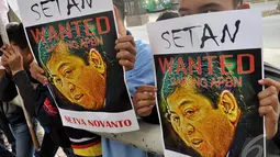 Para pengunjuk rasa membawa poster Ketua DPR yang baru Setya Novanto, Jakarta, Selasa (7/10/2014) (Liputan6.com/Miftahul Hayat)