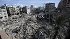 Warga Palestina mencari jenazah keluarga al Meghari yang tewas dalam pemboman Israel di Jalur Gaza di kamp pengungsi Bureij, Jalur Gaza, Selasa, 14 November 2023. (AP Photo/Adel Hana)