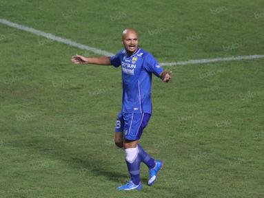 Sergio van Dijk melakukan protes kepada wasit yang menganulir gol pertamanya saat melawan  PSM Makassar pada laga Torabika SC 2016 di Stadion GBLA, Bandung, Sabtu (2/7/2016). Persib menang 3-2. (Bola.com/Nicklas Hanoatubun)