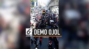 Pengemudi taksi online dari seluruh Indonesia, melakukan aksi demo di depan kantor Gojek di Blok M, Jakarta. Mereka meminta perubahan beberapa peraturan di Gojek.