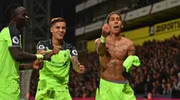Roberto Firmino merayakan gol keempat Liverpool bersama gelandang Sadio Mane (kiri) dan Philippe Coutinho. (Glyn KIRK / AFP )