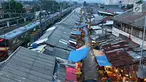Suasana Pasar Kemiri Muka yang berada di kawasan Depok, Jawa Barat, Senin (23/4). Belum adanya jaminan keamanan menyebabkan PN Depok menunda eksekusi pasar tersebut hingga batas waktu yang belum ditentukan. (Liputan6.com/Immanuel Antonius)