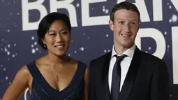 Mark Zuckerberg dan Priscilla Chan saat acara Breakthrough Prize Award di California, 9 November 2014. Kelahiran putri pertamanya membuat Mark Zuckerberg mendonasikan 99 persen saham Facebook, bernilai 45 miliar dolar AS untuk amal. (REUTERS/Stephen Lam)