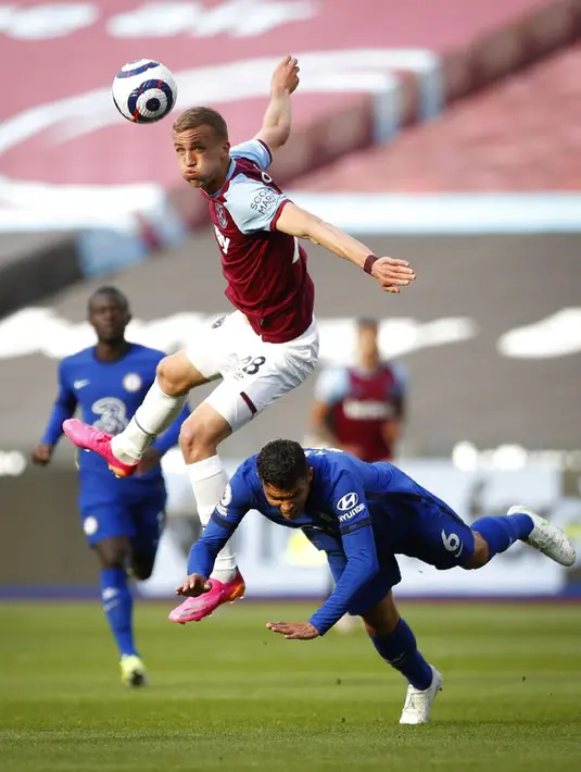 Pemain West Ham United Tomas Soucek (kiri) berebut bola dengan pemain Chelsea Thiago Silva pada pertandingan Liga Inggris di London Stadium, London, Inggris, Sabtu (24/4/2021). Chelsea menang 1-0. (AP Photo/Alastair Grant, Pool)