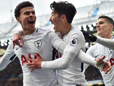 Gelandang Tottenham, Dele Alli, merayakan gol yang dicetaknya ke gawang Chelsea pada laga Premier League di Stadion Stamford Bridge, London, Minggu (1/4/2018). Chelsea kalah 1-3 dari Tottenham. (AFP/Glyn Kirk)