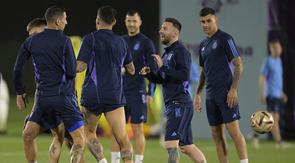 Penyerang Argentina, Lionel Messi (kedua Kanan) memberi isyarat di sebelah bek Cristian Romero (Kanan), Nicolas Otamendi (tengah) dan gelandang Angel Di Maria (Kiri) selama sesi latihan di Universitas Qatar di Doha, Senin, 12 Desember 2022. Argentina dan Kroasia bertemu sebanyak lima kali pada laga persahabatan dan Piala Dunia. (AFP/Juan Mabromata)