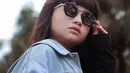 Pose menawan dari Graciella Abigail dengan memegang gagang kacamata menjadi bukti pemeran Raya Putus ini memang selalu ekspresif. Potret kece Graciella Abigail banjir pujian dari netizen yang menyebutnya kian menggemaskan. (Liputan6.com/IG/@graciellaabigail)