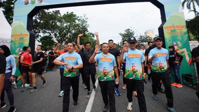 Gubernur Riau Abdul Wahid dalam kegiatan Karhutla Fun Run 2025.