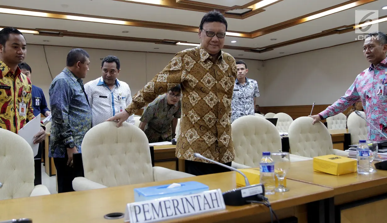 Mendagri Tjahjo Kumolo bersiap mengikuti Rapat Kerja pembahasan RUU Pemilu, Jakarta, Kamis (13/7). Rapat tersebut mengagendakan pengambilan keputusan mengenai lima paket isu krusial dalam Rancangan Undang - undang (RUU) Pemilu. (Liputan6.com/Johan Tallo)