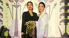 Bersama Happy Salma, Lulu Tobing tampak memakai kebaya simpel berwarna putih, Dirinya pun hanya menambahkan detail dengan sebuah hiasan bunga pada kebaya model kutu baru miliknya. (Liputan6.com/IG/@lutob)