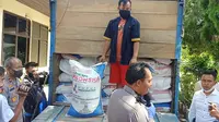 Kepolisian resor Payakumbuh menunjukkan barang bukti penyelundupan pupuk dari Sumbar ke Riau. (Liputan6.com/ Dok Polres Payakumbuh)