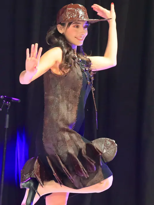 Seorang model memperagakan busana berbahan dasar cokelat saat peragaan busana sebagai bagian dari  Chocolate Fair di Paris, Selasa (29/10/2019). Acara Chocolate Fair tersebut diadakan mulai 29 Oktober dan berlangsung hingga 3 November mendatang. (AP Photo/Michel Euler)