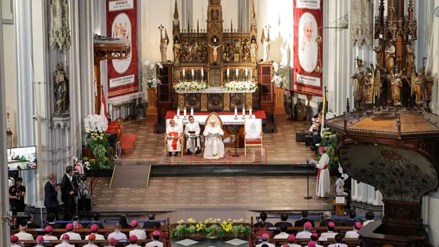 Di Katedral Santa Perawan Maria Diangkat ke Surga, Paus Fransiskus Bertemu dengan Para Anggota Komunitas Katolik