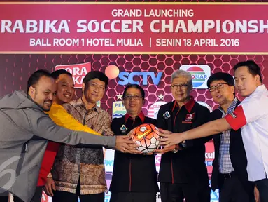 Direktur Utama PT GTS, Joko Driyono (tengah) berfoto bersama para sponsor saat peluncuran Torabika Soccer Championship 2016 di Hotel Mulia, Jakarta, Senin (18/4/2016). TSC diikuti 18 klub sepakbola professional Indonesia. (Liputan6.com/Helmi Fithriansyah)