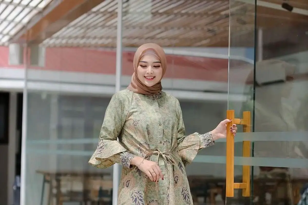8 Inspirasi Model Batik Hijab untuk Kerja, Formal nan Berkelas