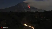 Erupsi dan luncuran lava pijar Gunung Sinabung menyebabkan ribuan hektar tanaman rusak dan sedikitnya 32.351 warga mengungsi (ANTARA FOTO/Irsan Mulyadi).