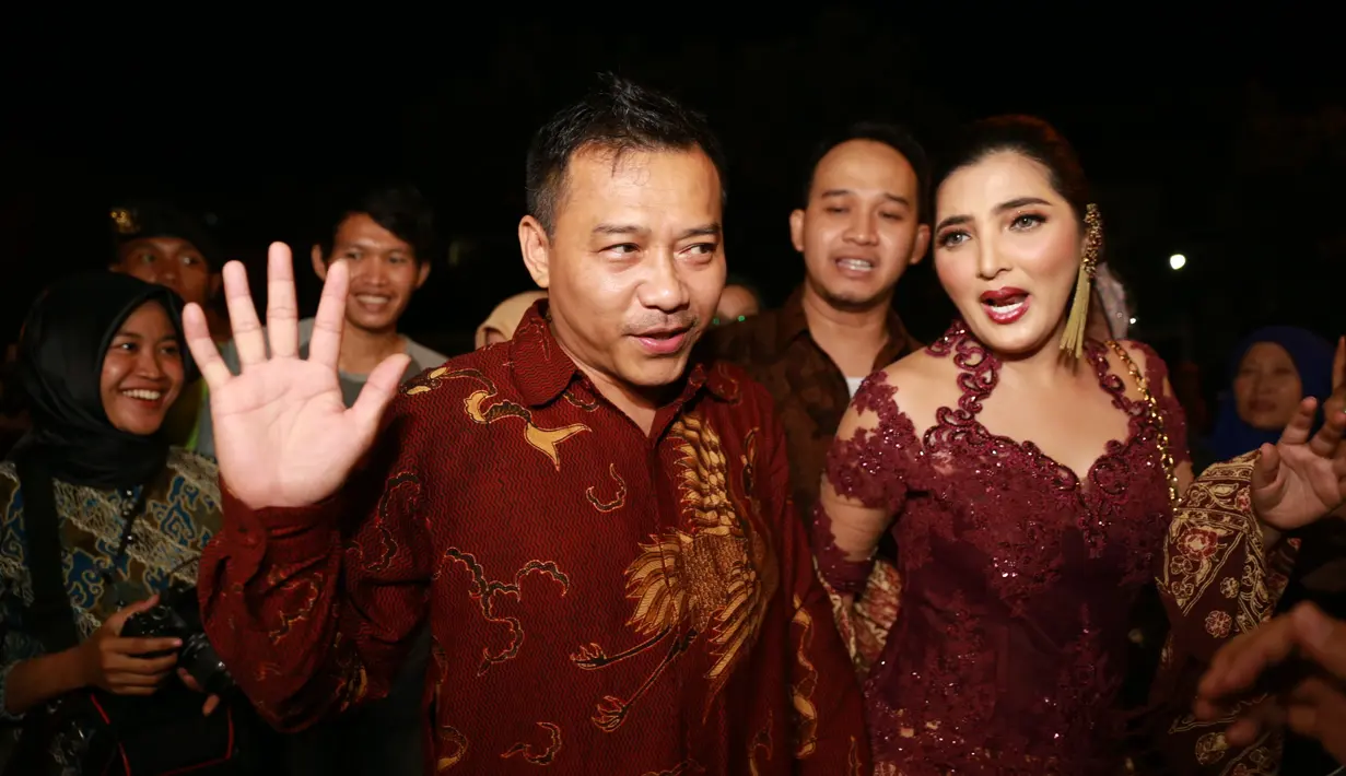 Mengingat jumlah tamu yang membludak, Anang dan Ashanty harus mengantre selama 2,5 jam. Namun keduanya tetap bahagia bisa berada dim omen spesial tersebut, terutama Ashanty yang bisa foto bareng sang pengantin. (Adrian Putra/Bintang.com)