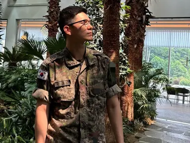 Telah dibebastugaskan hari ini, Ong Seong Wu membagikan sejumlah potret di Instagram yang memperlihatkan dirinya memakai seragam militer. Pria 29 tahun itu menuliskan kondisinya mulai dari awal keberangkatan hingga kepulangan yang dikirim dengan aman dan sehat. (Liputan6.com/IG/@osw_onge)