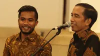 Penyerang sayap Persib, Zulham Zamrun duduk di deret terdepan begitu masuk ke Istana Negara, Jakarta, Senin (19/10/2015) sore.