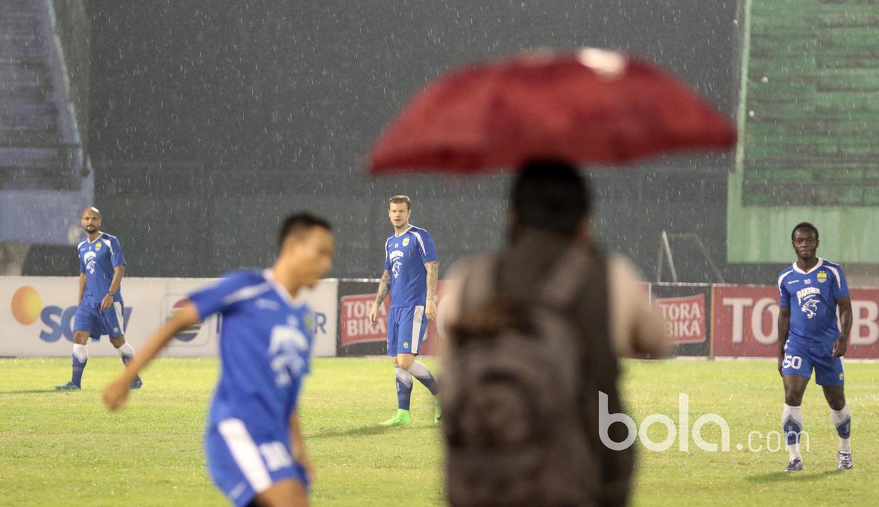Sergio Van Dijk dan rekan-rekannya berlatih di bawah guyuran hujan di Stadion Manahan, Solo, Jumat (24/2/2017). Persib akan bersua Mitra Kukar pada babak 8 besar Piala Presiden 2017. (Bola.com/Nicklas Hanoatubun)