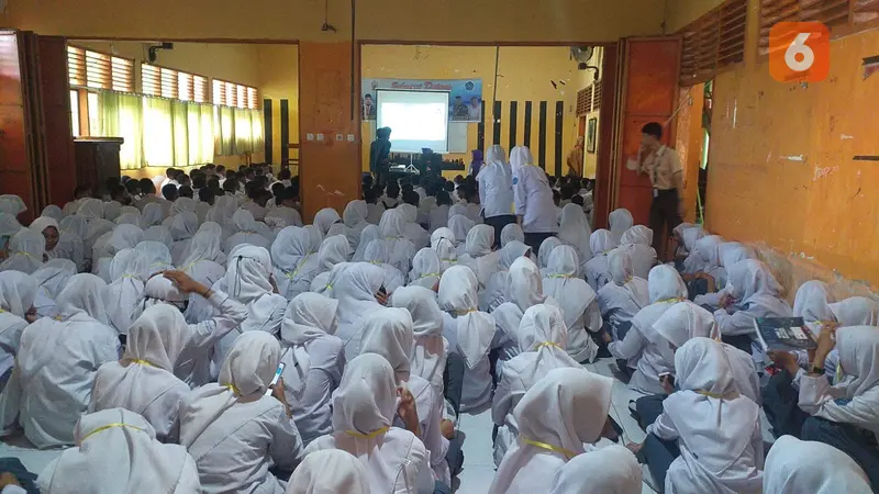 Siswa diperkenalkan Netiket di Masa MPLS (Liputan6.com)