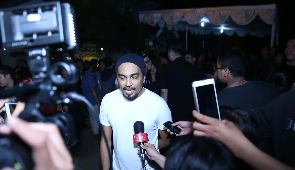 Menikah, adalah salah satu impian terpendam dan menjadi salah satu keinginan terakhir dari penyanyi bersuara lembut, Mike Mohede. (Nurwahyunan/Bintang.com)