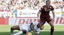 Pemain Inter Milan Geoffrey Kondogbia (kiri) berebut bola dengan pemain Torino Kamil Glik pada lanjutan Liga Italia Serie A di Stadion Olympic, Turin, MInggu (8/11/2015) WIB. (REUTERS/Giampiero Sposito) 