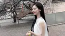 <p>Dalam acara ini, Karina mengenakan sleeveless dress berwarna putih berbahan lace. Dia memadukannya dengan tas Prada berwarna mustard. (Foto: Instagram/ katarinabluu)</p>
