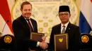 Van Weel tak mampu menutupi kekecewaannya atas hasil yang belum sesuai harapan rakyat Indonesia. "Hasil pertandingan memang sedikit mengecewakan. Saya mohon maaf atas kekecewaan yang juga saya rasakan sebagai orang Belanda," ungkap Menlu Belanda tersebut. (AFP/Yasuyoshi Chiba)