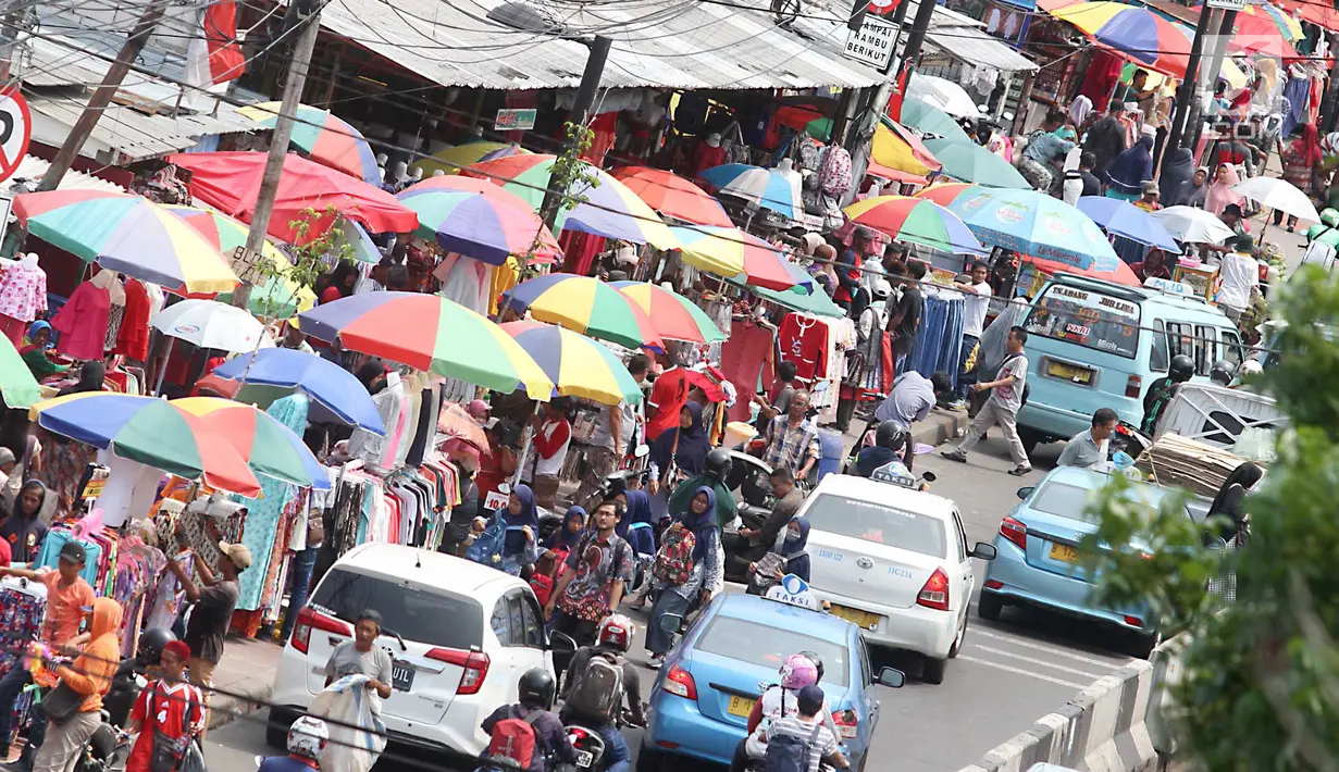 Sejumlah Pedagang Kaki Lima (PKL) berdagang di atas trotoar kawasan Tanah Abang, Jakarta, Rabu (1/11). Meskipun sudah ditertibkan, para PKL  masih saja berjualan di atas trotoar dengan alasan harga sewa toko yang sangat mahal. (Liputan6.com/Angga Yuniar)